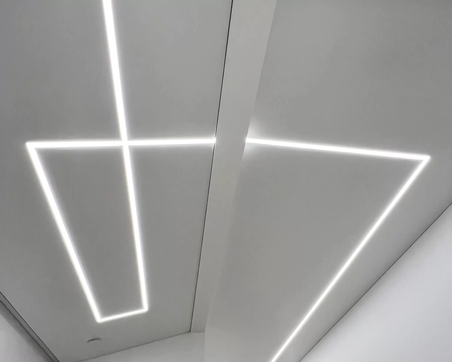 infiniline-itempiamu-lubu-svietuvu-ir-apsvietimo-montavimas-interjeras-linijines-sviesos-linijos-apsvietimas-buto-remontas-intempa-uab_5x4